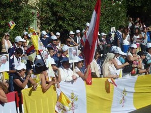 Menschen in Beirut erwarten den Papst