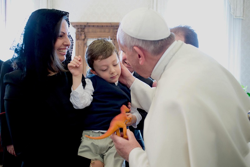 Papst Franziskus bekommt beim Besuch des Präsidenten Maltas einen Dino geschenkt. (dpa)