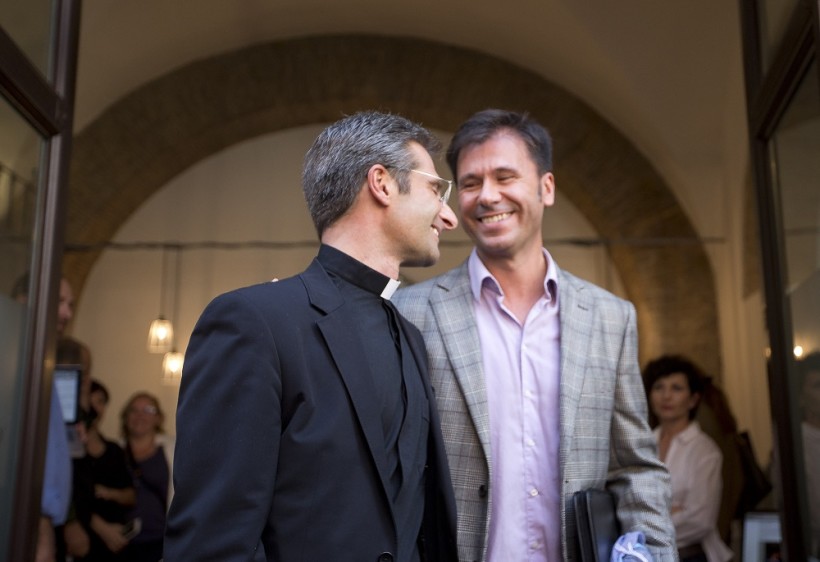 Mosignore Krysztof Olaf Charamsa mit seinem Lebensgefährten Eduardo nach der Pressekonferenz am Samstag in Rom. (Quelle: ap)