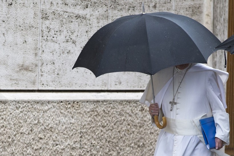 Noch hält sich Papst Franziskus bedeckt - Nicht nur bei der Frage, was mit dem Abschlussdokument der Synode passiert. (Quelle: ap)