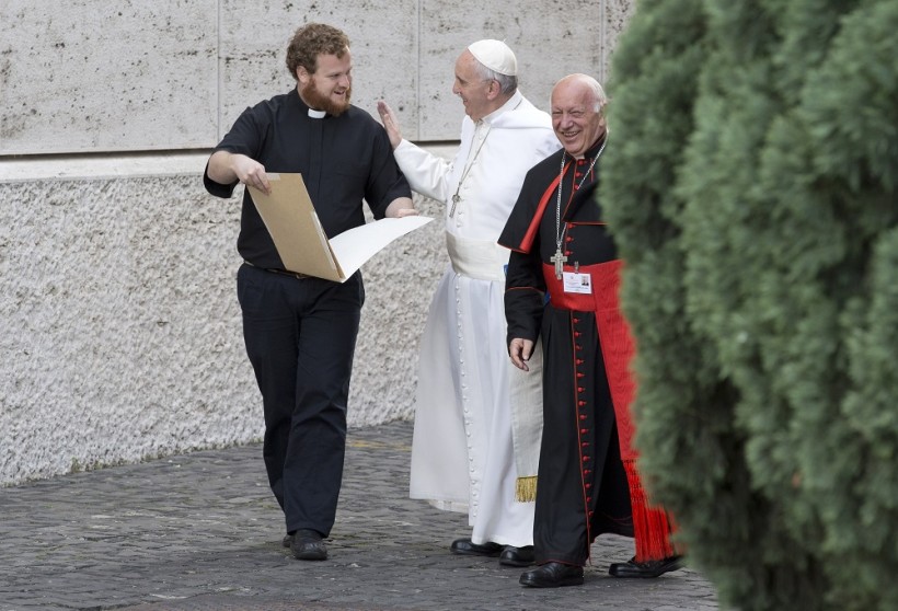 Ob es der Text der Relatio finalis war? Papst Franziskus auf dem Weg in die Synodenaula. (Quelle: ap)