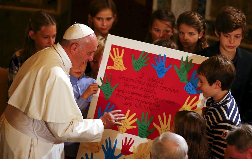 Die Kinder hatten für den Papst ein Plakat gestaltet. Zudem bekam er noch einen Adventskranz geschenkt. (Quelle: reuters)