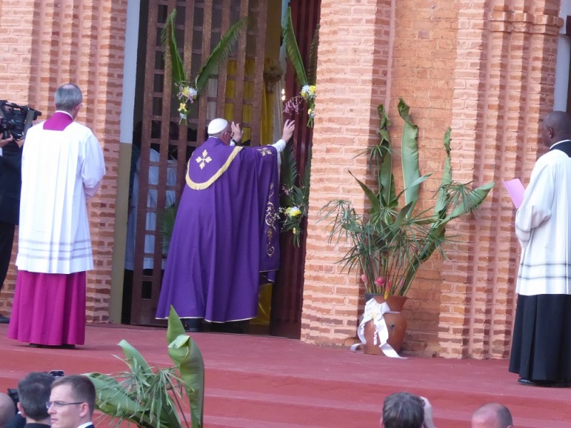 Papst Franziskus öffnet die Heilige Pforte in der Karhedrale von Bangui. (Quelle: Erbacher)
