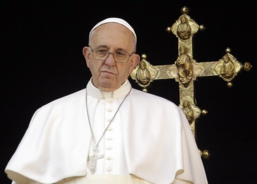 Ein nachdenklicher Papst Franziskus an Weihnachten 2015. Er will, dass das Heilige Jahr der Barmherzigkeit die Herzen der Menschen verändert und dadurch Dialog, Begegnung, Versöhnung und Frieden möglich wird. (Quelle: ap)