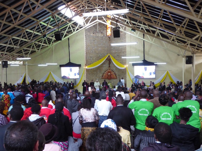 Eine arme Kirche an der Seite der Armen - Papst Franziskus bei seinem Besuch im Slum Kangemi in Nairobi vor wenigen Tagen. Ist der aktuelle Papst ein Katakombenpaktler?