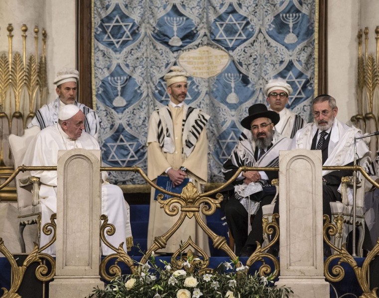 Franziskus ist der dritte Papst, der die Große Synagoge in Rom besucht. (Quelle: dpa) 