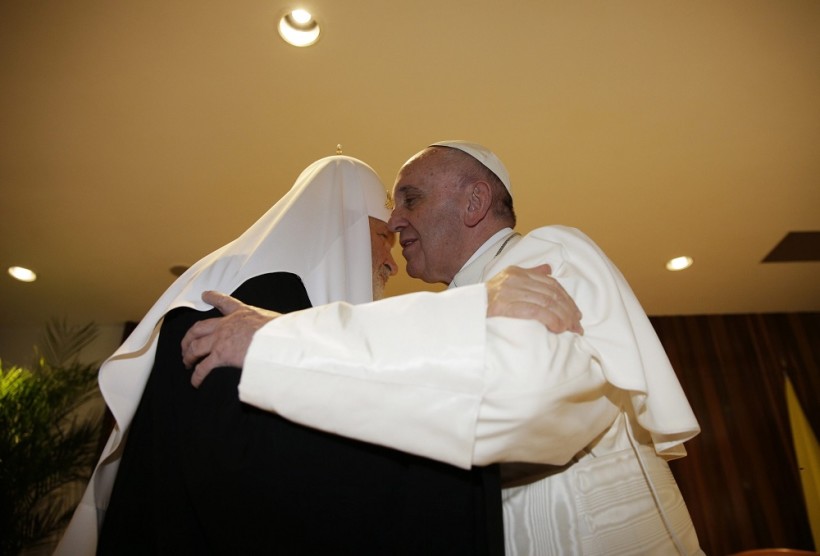 Herzliche Begrüßung auf Kuba. Papst Franziskus und Patriarch Kyrill beenden die Eiszeit zwischen der katholischen Kirche und der russisch-orthodoxen Kirche. (Quelle: dpa)
