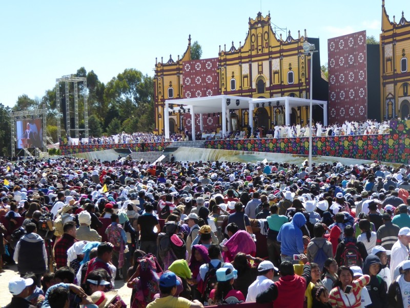 Mit 100.000 Menschen feiert Franziskus einen Gottesdienst in San Cristobal de las Casas. (Quelle: Erbacher)