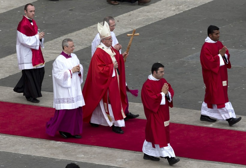 Papst Franziskus nutzte beim Gottesdienst heute den Bischofsstab aus Holz, den im die Gefangenen im mexikanischen Ciudad Juárez geschenkt bekommen hatte. (Quelle: ap)