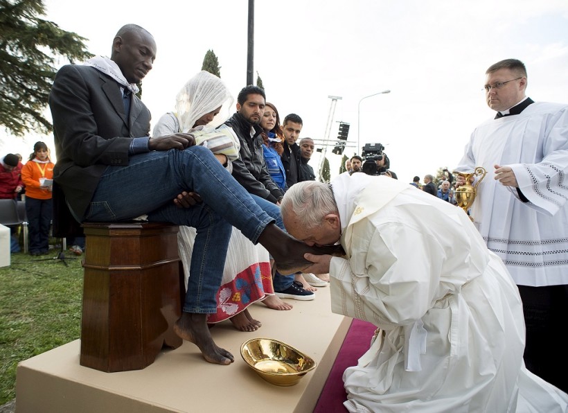 Papst Franziskus beim Gottesdienst im Erstaufnahmelager für Flüchtlinge. (Quelle: reuters)