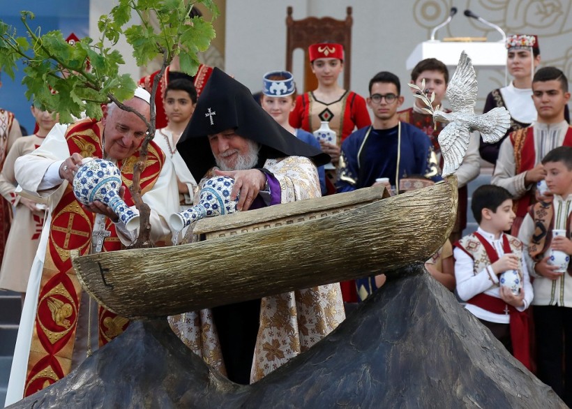 Papst Franziskus und Katholikos Karekin II. unterwegs für den Frieden in der Kaukasusregion. (Quelle: reuters)