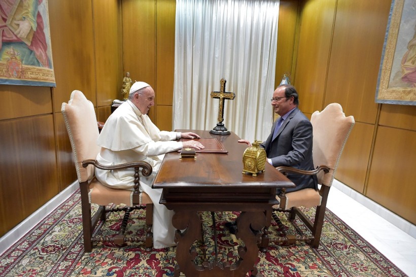 Papst Franziskus im Gespräch mit Präsident Holland. (Quelle: reuters)
