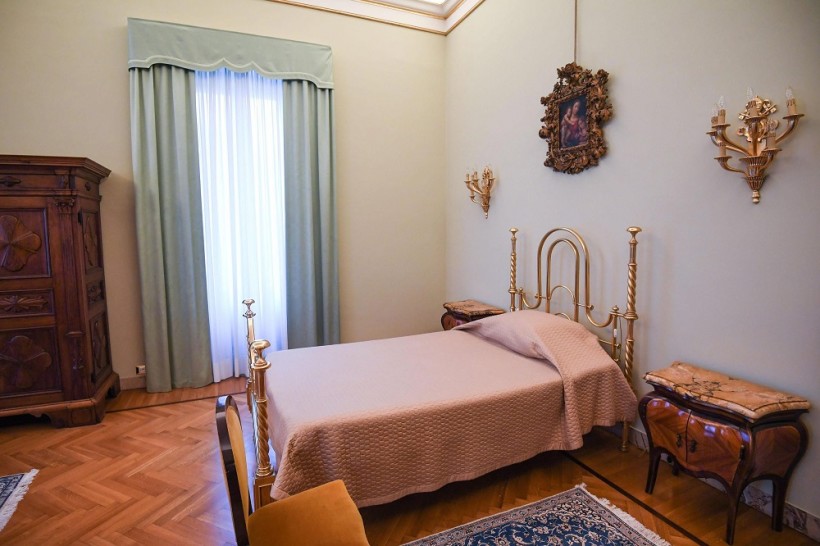 Ein Blick ins päpstliche Schlafzimmer. Es wirkt zwar einfach; aber ist es auch wohnlich? (Quelle: dpa)