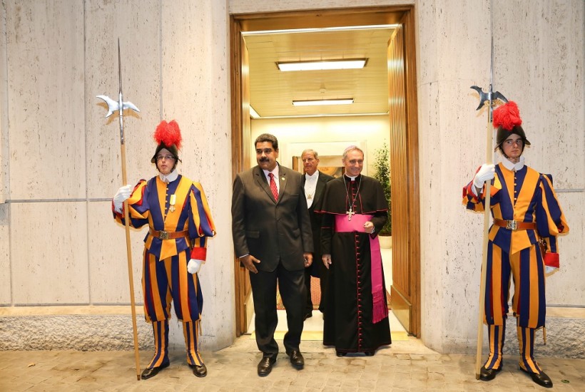 Venezuelas Präsident Nicolas Maduro war gestern Abend zu einer Privataudienz bei Papst Franziskus (Quelle: dpa)