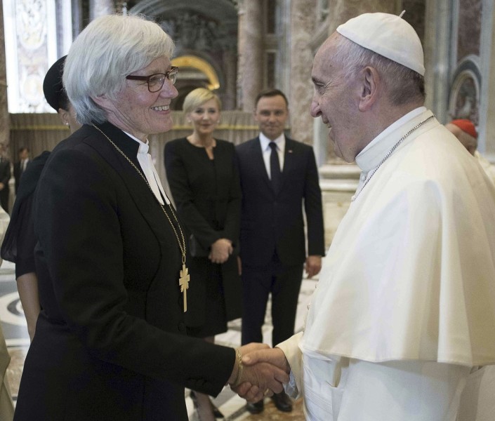 Bereits zweimal hat Papst Franziskus die Erzbischöfin der Schwedischen Kirche und ehemalige Bischöfin von Lund, Antje Jackelén, im Vatikan getroffen. Am Montag wird er sie ihn in Lund begrüßen. (Quelle: ap)