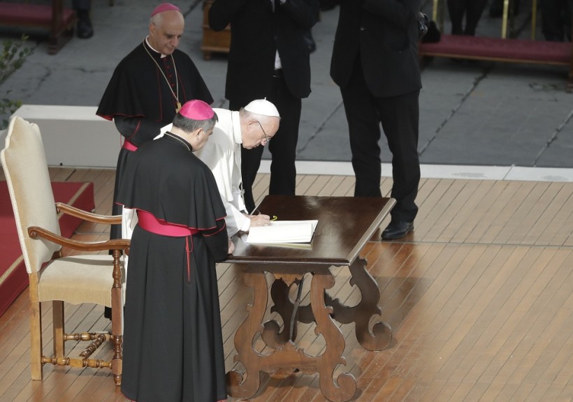 Papst Franziskus unterschreibt "Misericordia et misera" am Ende des Gottesdienstes gestern auf dem Petersplatz. (Quelle: ap)