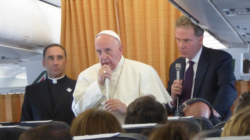 Papst Franziskus wirkte etwas müde bei der Pressekonferenz heute. Er kam oft ins Erzählen. Obwohl es nur sechs Fragen waren, dauerte die Pressekonferenz doch 40 Minuten. (Quelle Erbacher)