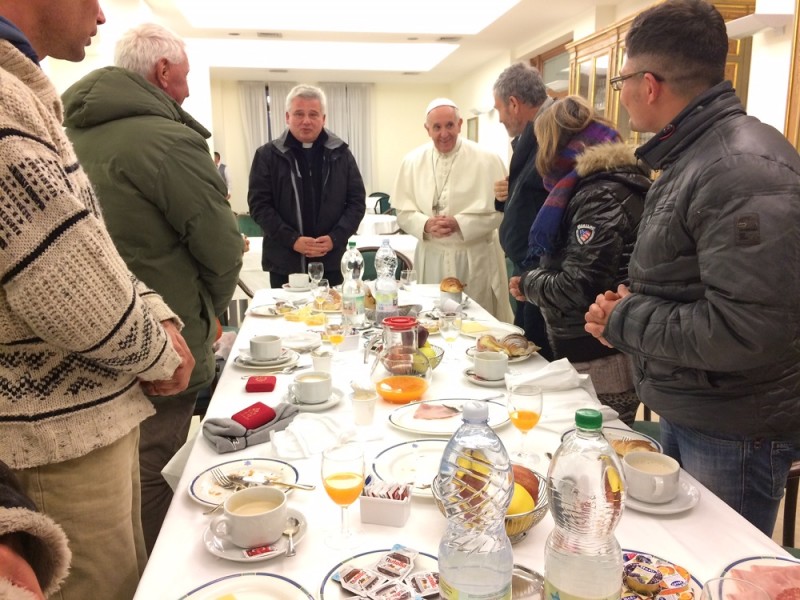 Die ersten Gratulanten waren am Morgen acht Obdachlose. Sie frühstückten zusammen mit Papst Franziskus im Gästehaus Santa Marta. (Quelle: L'Osservatore Romano)
