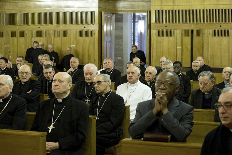 Franziskus beim Auftakt der Fastenexerzitien. Der Papst sitzt unter den Kurialen. (reuters)