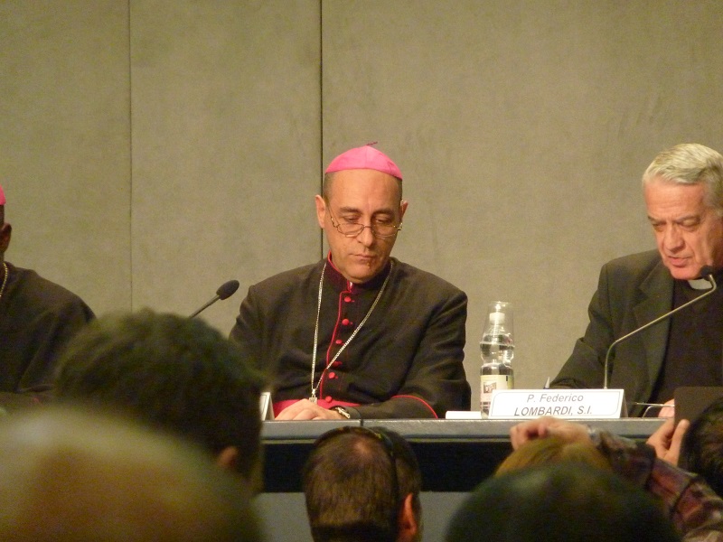Victor Fernández wurde von Papst Franziskus kurz nach seiner Wahl zum Erzbischof ernannt. Als Kardinal Bergoglio hatte er Fernández gegen den Willen konservativer Bischöfe zum Rektor der katholischen Universität in Buenos Aires gemacht. 