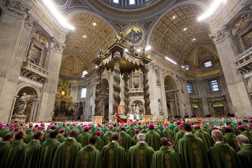 Papst Franziskus feiert mit den Kardinälen, Bischöfen udn Familien den Gottesdienst zur Eröffnung der Bischofssynode zu Ehe und Familie. (Quelle: ap)