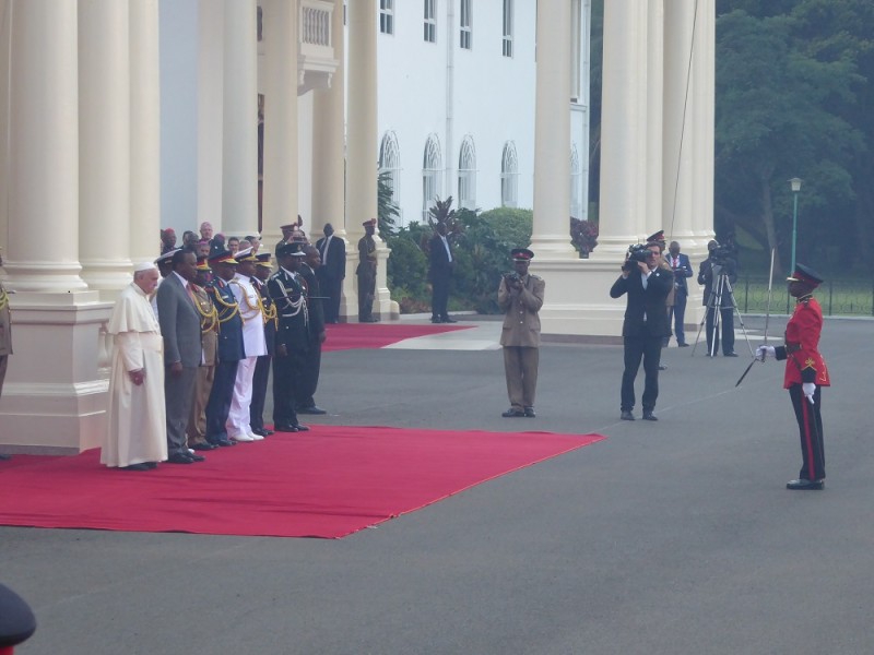 Papst Franziskus mit Präsident Uhuru Kenyatta bei der offiziellen Begrüßungszeremonie im State House in Nairobi. (Quelle: Erbacher)
