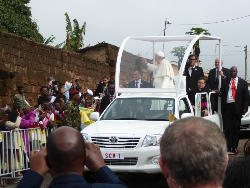 Franziskus kam mit dem offenen Papamobil in den Slum in Nairobi. (Quelle: Erbacher)