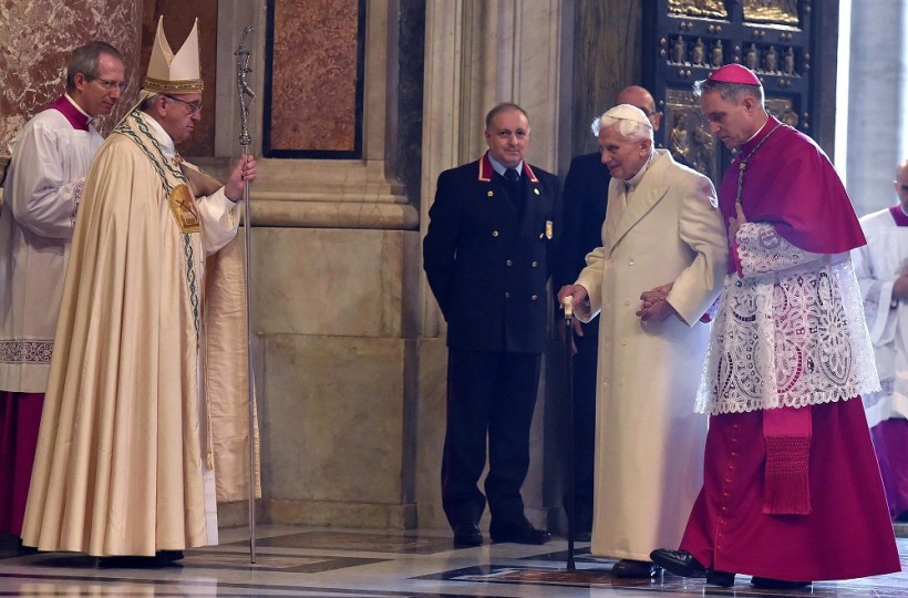 Nach Franziskus durchschritt Benedikt XVI. die Heilige Pforte im Petersdom. (Quelle: dpa) 