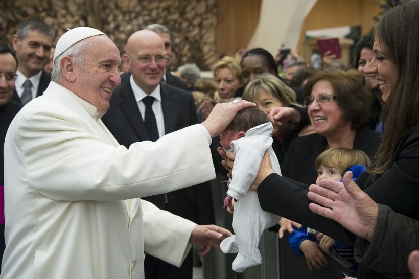 Der Karlspreisträger 2016 - Papst Franziskus am Montag beim Empfang für die Vatikanmitarbeiter. (Quelle: reuters)