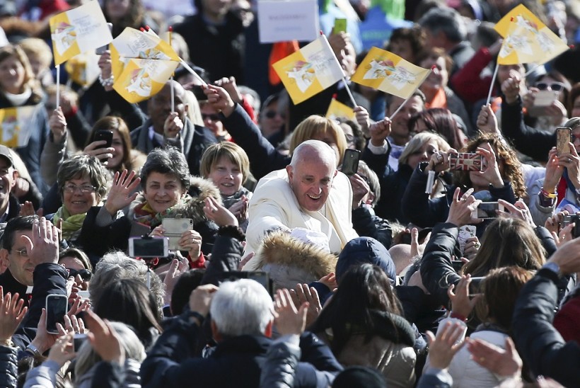 Vom Zuspruch vieler Menschen getragen: Papst Franziskus startet ins vierte Amtsjahr. (Quelle: reuters)