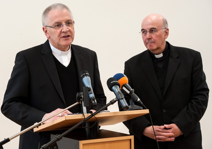 Der neue Bischof von Dresden-Meißen, Hinrich Timmerevers (l) , und sein bisheriger "Chef", der Münsteraner Bischof Felix Genn (r). (Quelle: dpa)