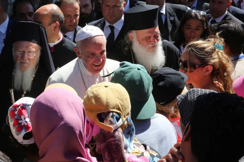 Papst Franziskus zu den Flüchtlingen: Wir wollen mit der Reise zeigen, dass ihr nicht alleine seid! (Quelle: dpa)