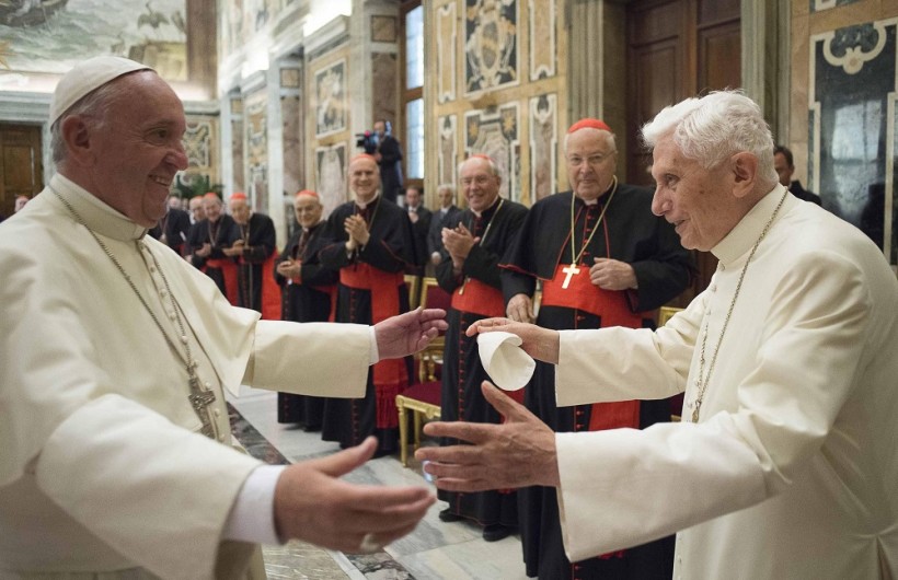 Zwei Päpste - doch nur einer ist der amtierende. das stellte Franziskus am Sonntag gegenüber Journalisten noch einmal klar. (Quelle: dpa) 