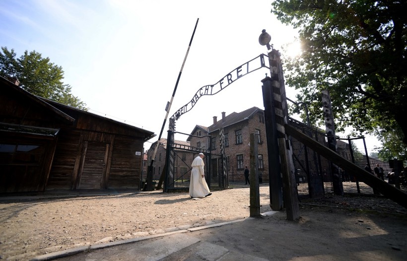 Franziskus beim Besuch des ehemaligen Konzentrationslagers Auschwitz-Birkenau. (Quelle: ap)