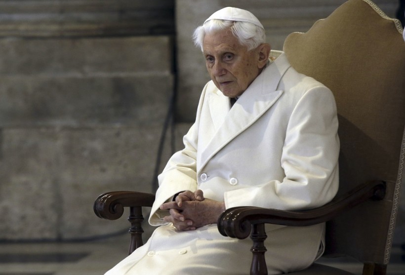 Benedikt XVI. bei der Eröffnung des Heiligen jahres der Barmherzigkeit am 8. Dezember 2015. (Quelle: ap)