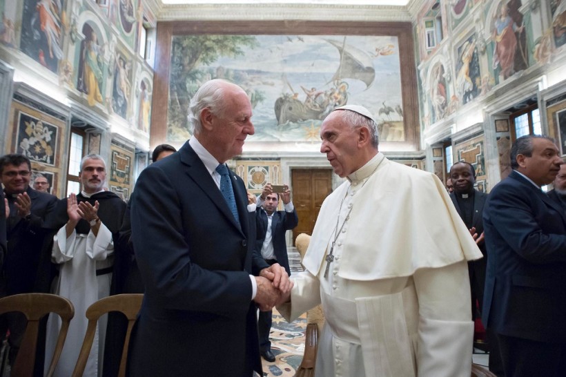 Papst Franzsikus mit dem UN- Syrienbeauftragten Staffan de Mistura. Am Morgen traf sich der Papst mit Hilfsorganisationen, die in syrien und im Irak arbeiten. Dabei beklagte er eine "Spirale der tatenlosigkeit" angesichts der Konflikte dort. (Quelle: dpa)