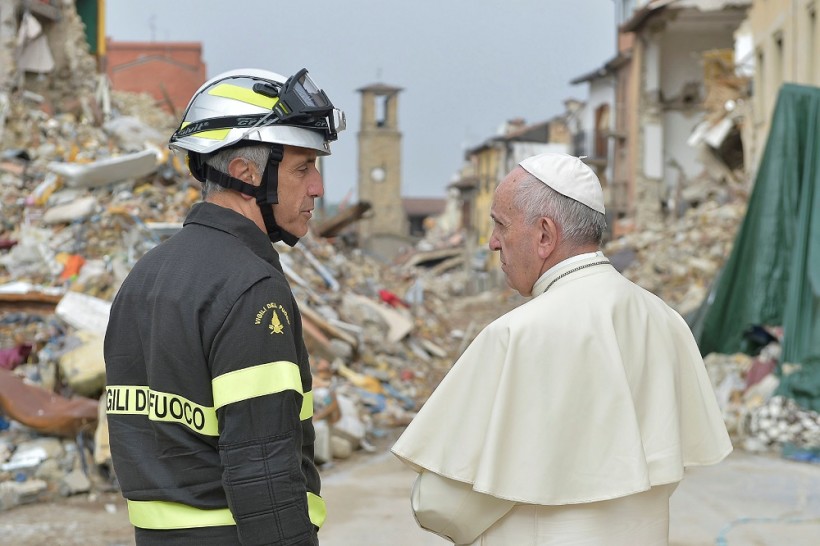 Papst Franziskus hat heute die Orte besucht, die vom Erdbeben am 24. August betroffen sind. der "private Besuch" dauerte den ganzen Tag und führte Franziskus an mehrere Orte. (Quelle: reuters)