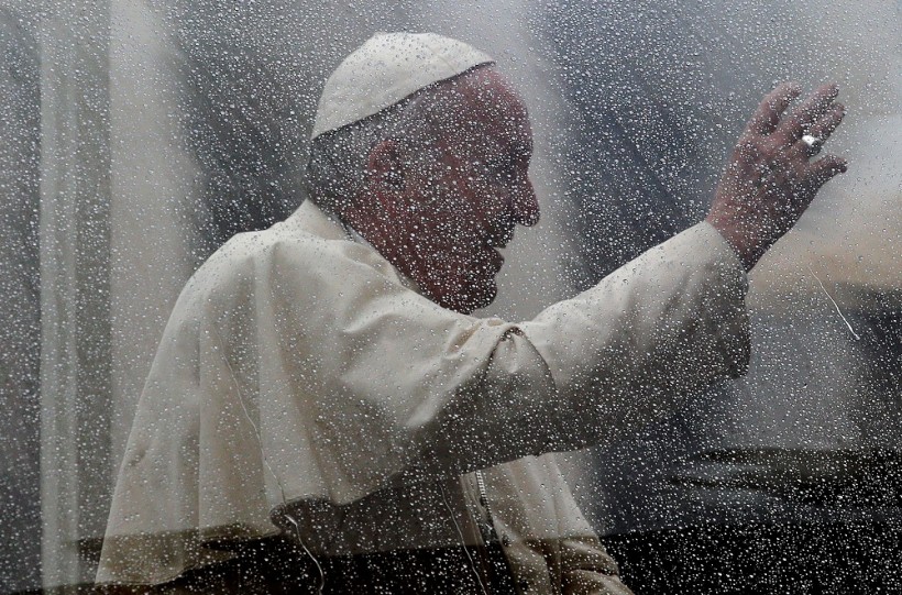Papst Franziskus lässt sich nur schwer aufhalten - nicht durch Regen und auch nicht durch Kritiker, die in ihm einen Marxisten sehen. (Quelle: reuters)