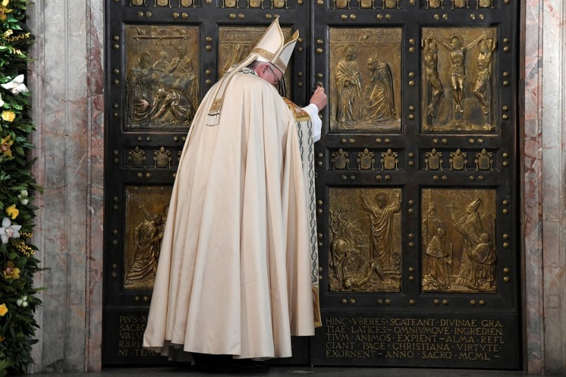 Mit der Schließung der Heiligen Pforte des Petersdoms hat Papst Franziskus das Außerordentliche Heilige Jahr der Barmherzigkeit beendet. (Quelle: reuters)