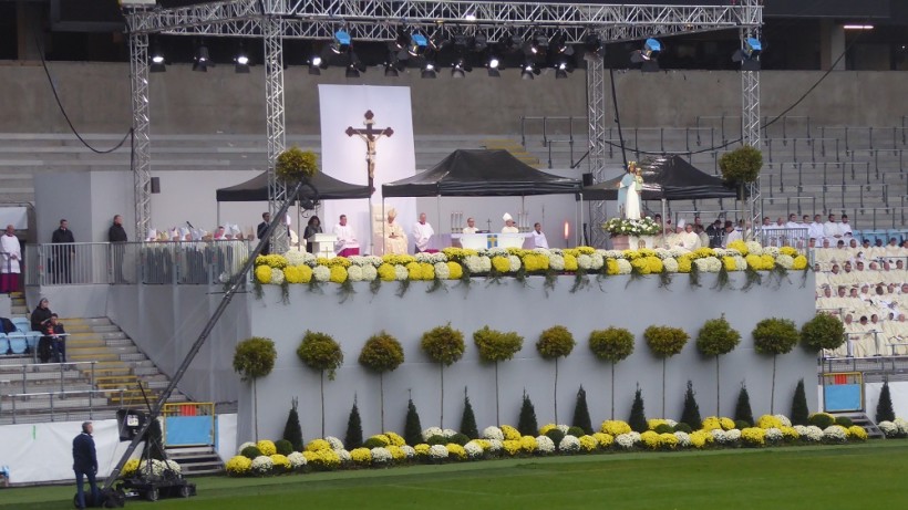 Zum Abschluss seines Besuchs in Schweden feierte Papst Franziskus den Gottesdienst zu Allerheiligen in einem Fußballstadion in Malmö. (Quelle: Erbacher)