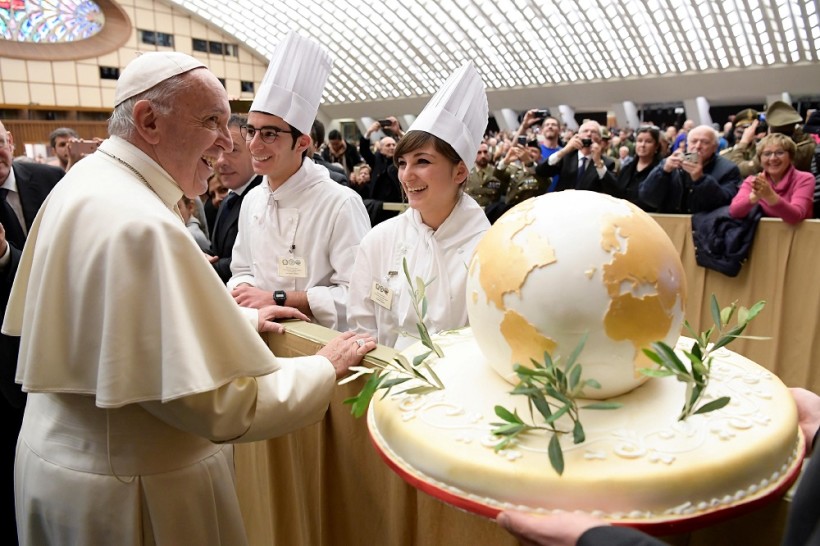 Eine Torte für den Papst. Am Samstag feiert Franziskus seinen 80. Geburtstag. Bei der Generalaudienz gestern gab es schon erste Glückwünsche. (Quelle: reuters)