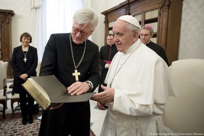 Papst Franziskus bekommt die neue Luther-Bibel geschenkt. (Quelle: dpa)