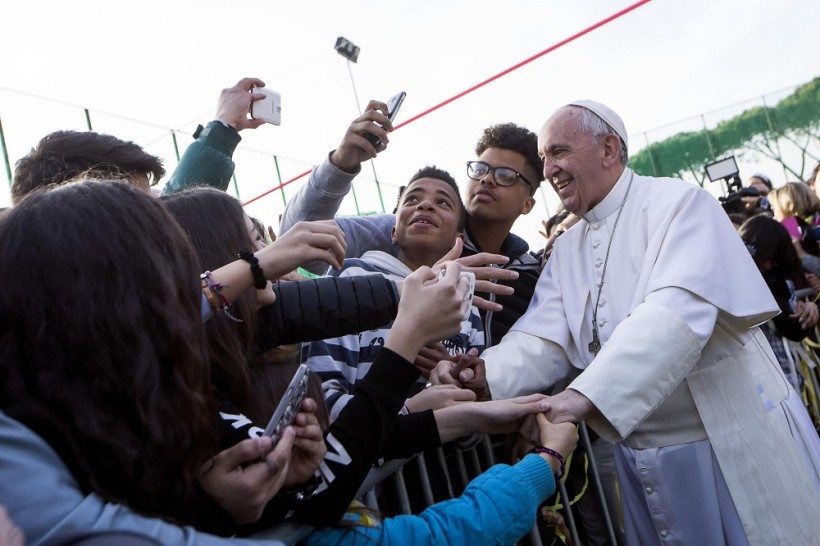 Am liebsten ist er unter Menschen. Papst Franziskus gestern beim Besuch einer römischen Pfarrei. (Quelle: dpa)